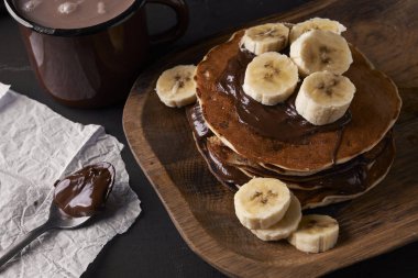 krep ve muz ahşap plaka üzerinde