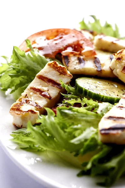 Grilled halloumi with salad — Stock Photo, Image