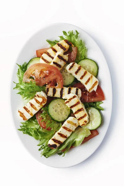 Halloumi a la parrilla con ensalada —  Fotos de Stock