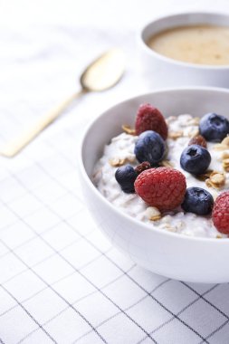 youghurt ve çilek ile müsli