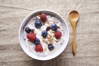 youghurt ve çilek ile müsli