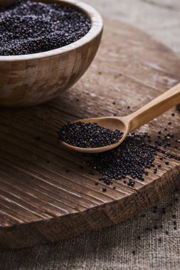 ham siyah quinoa ile kase 