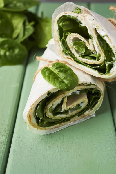 Verpakte sandwiches met spinazie en roomkaas — Stockfoto