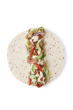 Tavuk ve sebzeli tortilla.