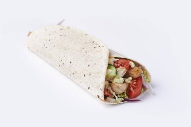 Tavuk ve sebzeli tortilla.