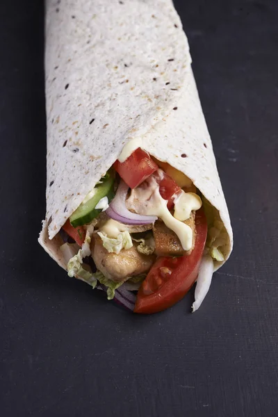 Tortilla met kip en groenten — Stockfoto