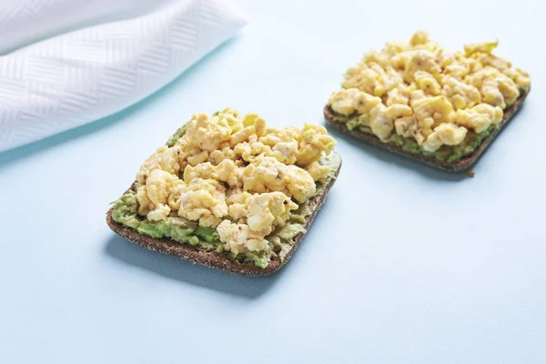 Yumurta ve avokado sandviç — Stok fotoğraf
