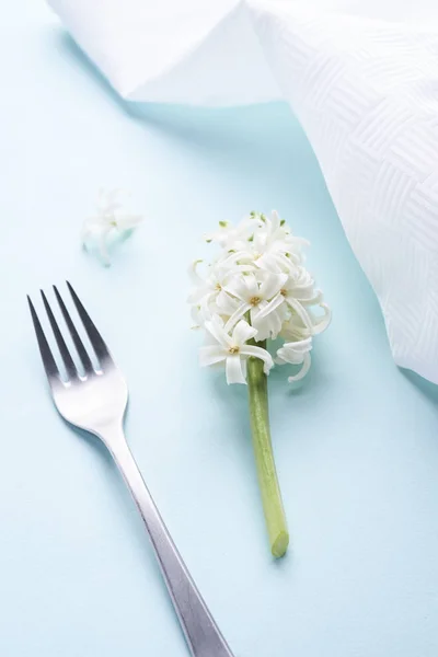 Vit blomma och gaffel — Stockfoto
