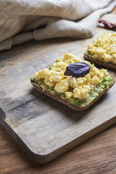 Сэндвич с яйцом и авокадо — стоковое фото