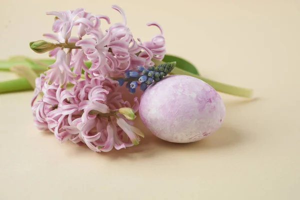 Osterthema. Eier und Blumen — Stockfoto