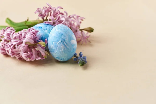 Tema de Pascua. huevos y flores —  Fotos de Stock