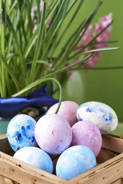 Easter theme. eggs and flowers — Stock Photo, Image