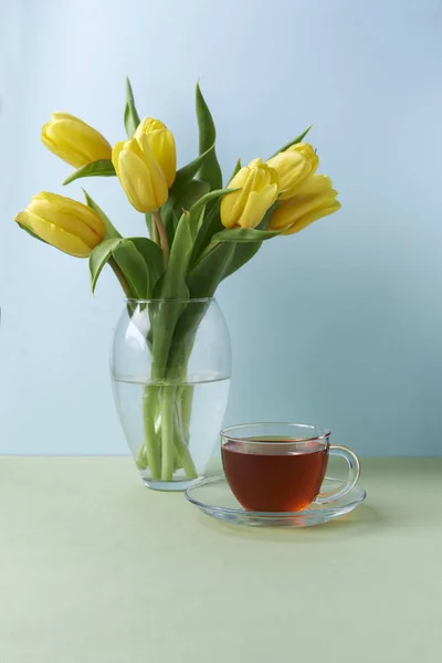 Cup of tea and flowers — Stock Photo, Image