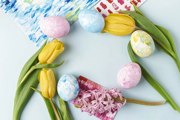 Tema de Pascua. huevos y flores — Foto de Stock