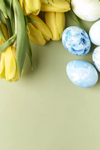 Easter theme. eggs and flowers — Stock Photo, Image