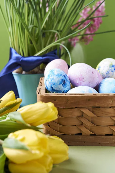 复活节主题。鸡蛋和鲜花 — 图库照片