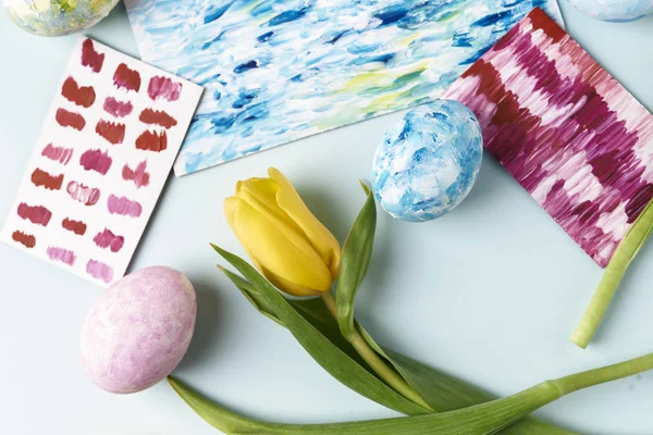 Easter theme. eggs and flowers — Stock Photo, Image