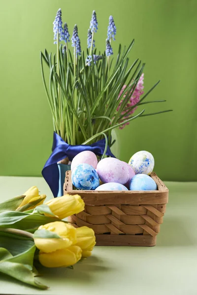 Πασχαλινό θέμα. αυγά και λουλούδια — Φωτογραφία Αρχείου