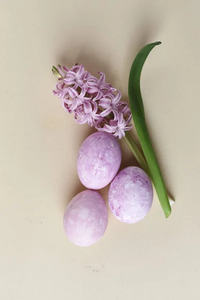 复活节主题。鸡蛋和鲜花 — 图库照片