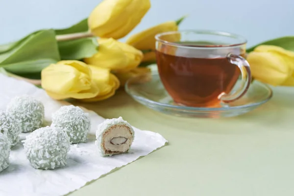 Кокосовые конфеты и чашка чая — стоковое фото