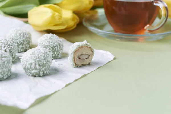 Caramelos de coco y taza de té — Foto de Stock