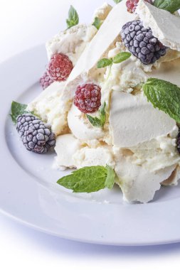 Meyveli kremalı pasta.