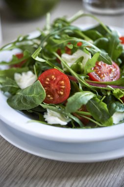 taze ot ve sebze salatası