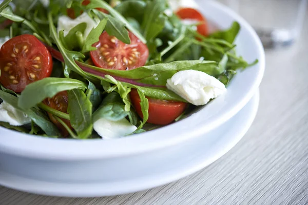 Salade met verse kruiden en groenten — Stockfoto
