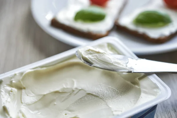 Cream cheese and knife — Stock Photo, Image