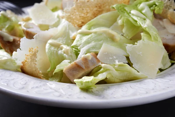 Tavuklu Sezar salatası