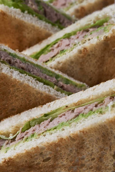 Sandwich club con tonno e insalata — Foto Stock