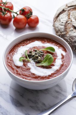 krem ve Kabak tohumları ile domates çorbası