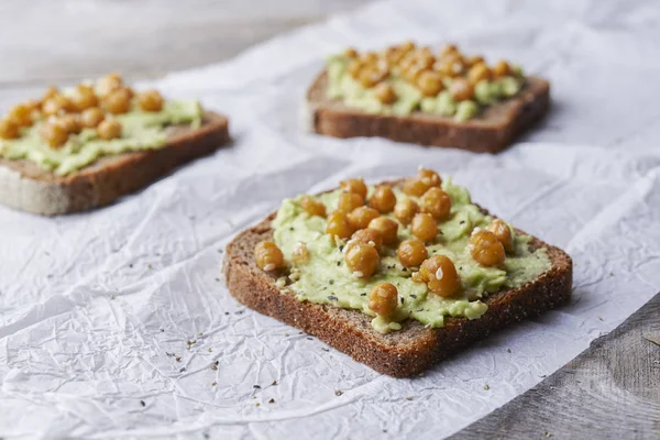 Susam ile nohut ve avokado tost — Stok fotoğraf