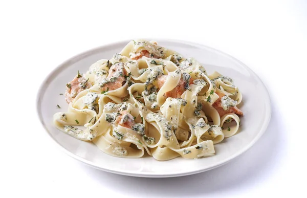 Piatto di fettuccine con salmone — Foto Stock