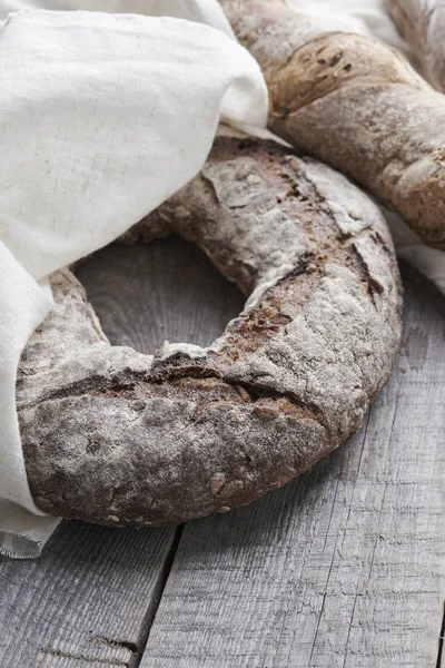 Verios Brot auf Holzgrund — Stockfoto