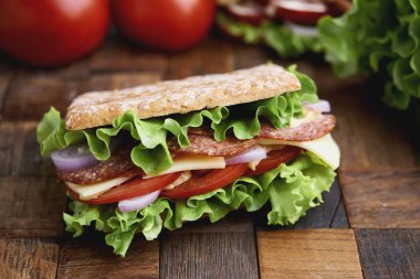 et ve sebze ile sendwich