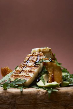 halloumi ve şeftali ile salata