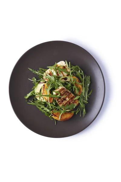 Salada com halloumi e pêssegos — Fotografia de Stock
