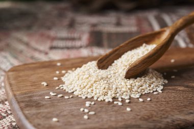 ahşap tahta üzerinde beyaz susam