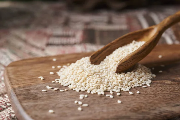 ahşap tahta üzerinde beyaz susam