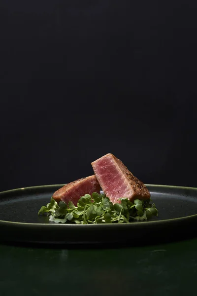 Bistecca di tonno scottata con microverde — Foto Stock