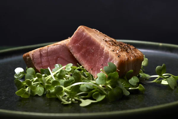 Стейк з тунця з мікрозеленим — стокове фото