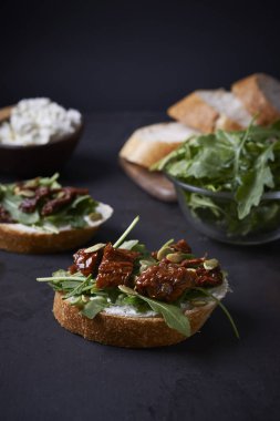 kurutulmuş domates ile dilimlenmiş ekmek