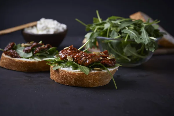 Pan rebanado con tomate seco — Foto de Stock