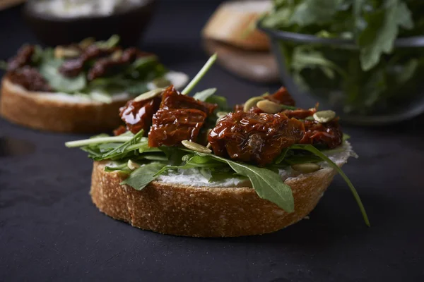 Brood gesneden met gedroogde tomaat — Stockfoto