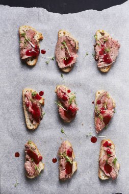 sığır eti ile bruschetta