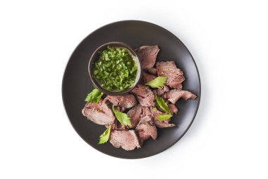 dilimlenmiş biftek ile plaka