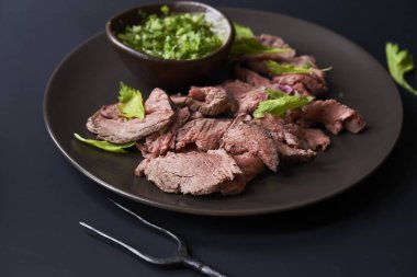 dilimlenmiş biftek ile plaka