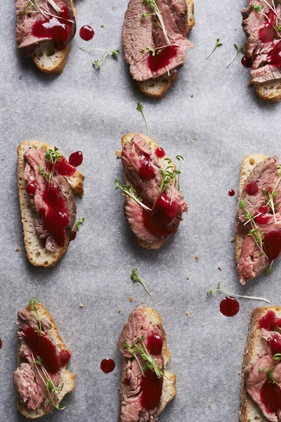 Bruschetta с говядиной — стоковое фото