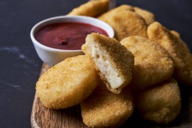 Kızılcık soslu nugget.